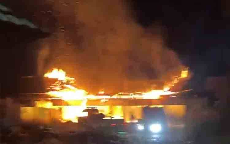 Situasi saat terjadinya kebakaran di kawasan Pasar Sekumpul, tepatnya di belakang Momoyo, Kecamatan Martapura, Kabupaten Banjar, pada Senin malam, 20 Juli 2026.? (FOTO: BIB Kalimantan)
