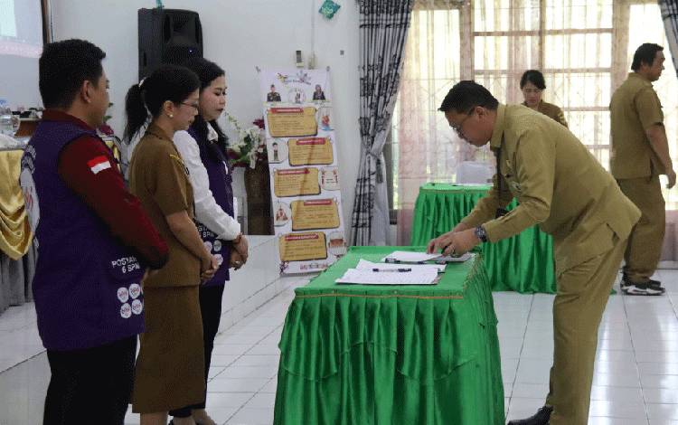 Sekda Gumas Richard saat menandatangani sebagai yang mengetahui pada komitmen bersama Tim Pembina Posyandu Kabupaten Gunung Mas, Senin, 20 Juli 2026. (FOTO: MMC GUMAS)