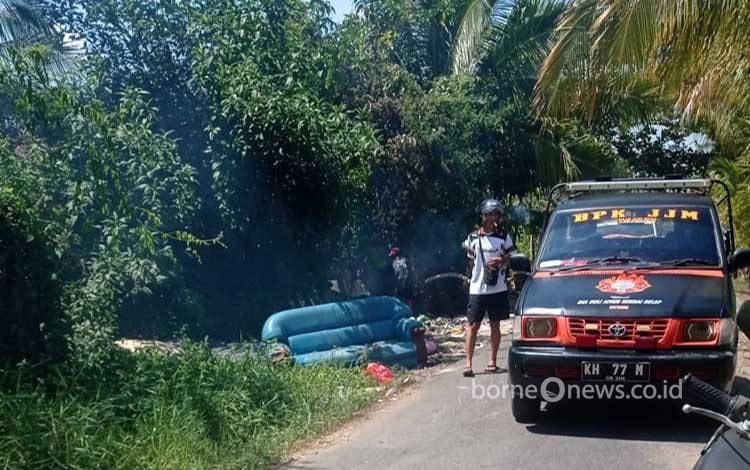Api Nyaris Membesar di TPS Jalan Sulawesi Kapuas, Dugaan Pembakaran Sampah Jadi Sorotan di Musim Kemarau