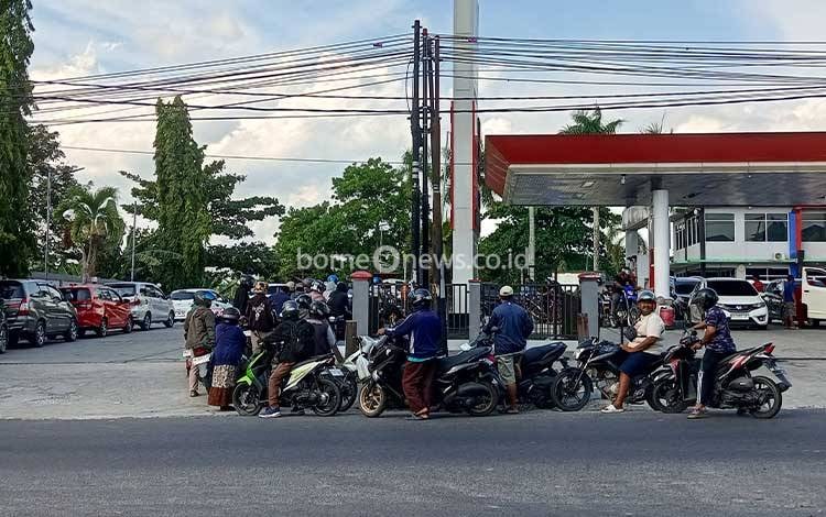 Antrean Kendaraan di SPBU Pangkalan Bun Mengular, Pemkab Kobar-Pertamina Bilang Begini