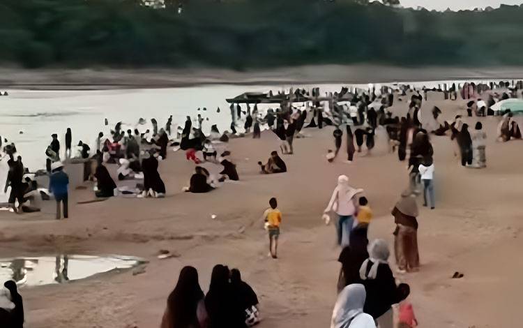 Pantai Dadakan Sungai Barito Ramai Dikunjungi, Warga Diimbau Utamakan Keselamatan