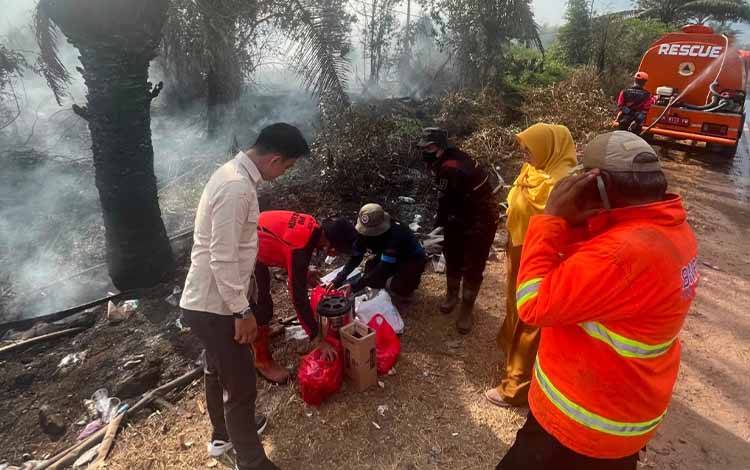 Wakil Bupati Kotawaringin Timur Irawati memantau pemadaman kebakaran lahan di Km 10 Jalan Tjilik Riwut Sampit, Selasa, 21 Juli 2026. (FOTO: BPBD Kotim)