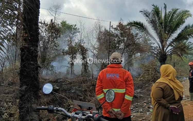 Wakil Bupati Kotawaringin Timur Irawati memantau pemadaman kebakaran lahan di Km 10 Jalan Tjilik Riwut, Sampit, Selasa, 21 Juli 2026. (FOTO: BPBD Kotim)