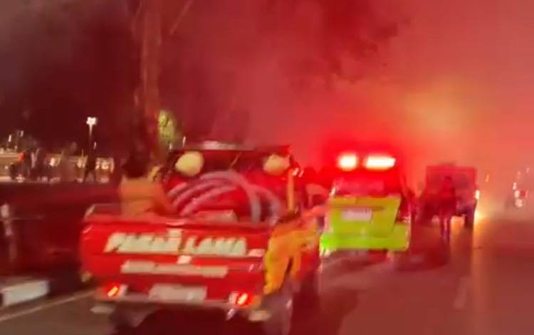 Api Tumpukan Daun Kering Membesar di Tugu 0 Km Banjarmasin, Warga Sempat Panik