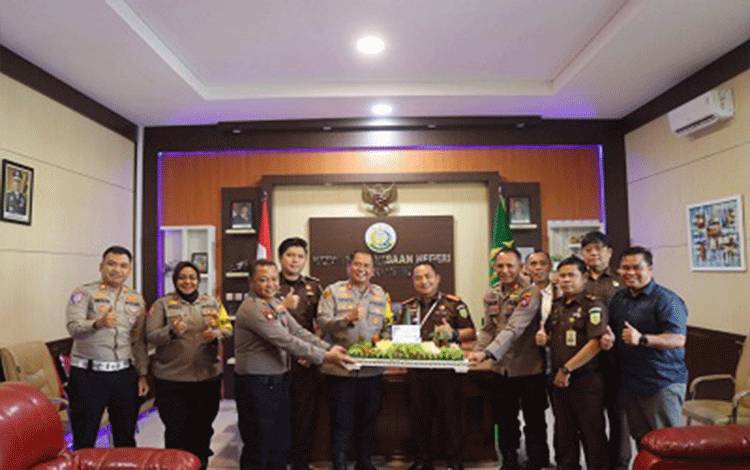 Kapolres Bartim Bawa Tumpeng ke Kejari, Perkuat Sinergi Penegakan Hukum di Hari Bhakti Adhyaksa