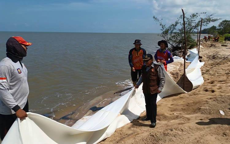 Kepala Pelaksana BPBD Kobar, Samuel, saat meninjau pemasangan geobag di pesisir Kumai.