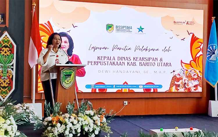 Kepala Dinas Kearsipan dan Perpustakaan Barito Utara Dewi Handayani menyampaikan laporan kegiatan Lomba Bertutur Tingkat SD dan MI Tahun 2026, Rabu, 22 Juli 2026. (FOTO: DHANI)