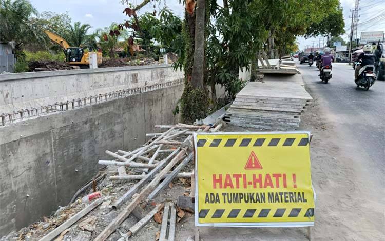 Pekerjaan perbaikan drainase di kawasan Jalan Bukit Keminting, Kota Palangka Raya. (FOTO: MARINI)