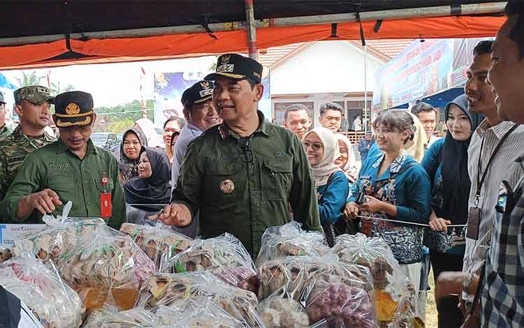 Bupati Barito Utara Shalahuddin bersama Wakil Bupati Felix Sonadie Y Tingan meninjau Gerakan Pangan Murah seusai menebar benih ikan di kawasan DAM Trinsing, Kecamatan Teweh Selatan, Rabu, 22 Juli 2026. (FOTO: DHANI)