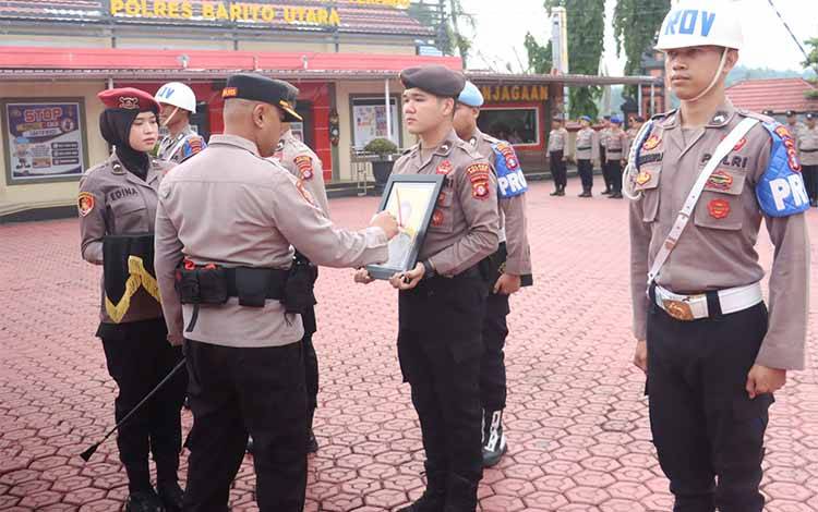 Upacara pemberhentian tidak dengan hormat terhadap dua personel Polres Barito Utara di halaman Mapolres setempat, Rabu, 22 Juli 2026. (FOTO: DHANI)