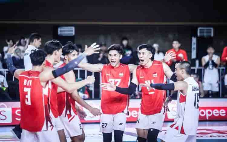Para pemain Indonesia berselebrasi setelah mencatatkan poin ke Kamboja dalam pertandingan pembuka leg kedua SEA V Cup 2026 di Jakarta International Velodrome, Jakarta, Rabu (22/07/2026). (ANTARA/HO-PBVSI)