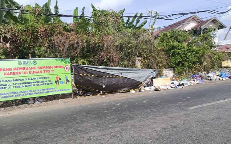 Spanduk Larangan Hanya Jadi Pajangan, Sampah Liar Hiasi Jalan Keruing Kuala Kapuas