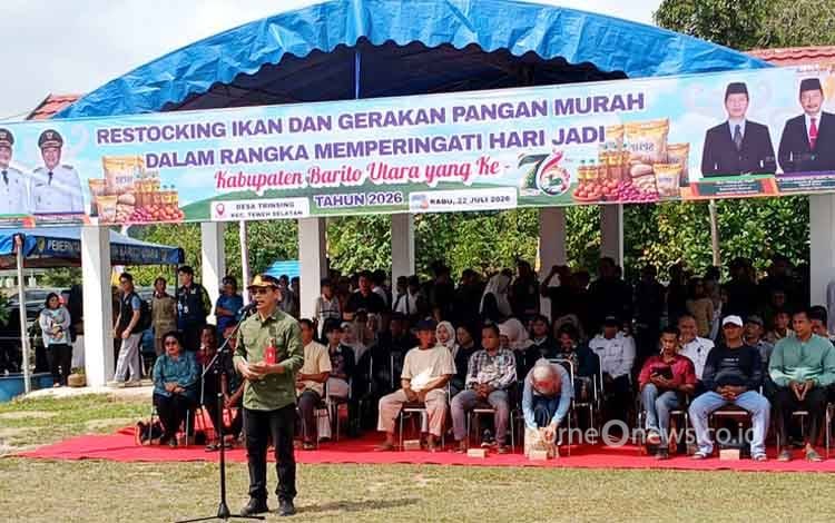 Kepala Dinas Ketahanan Pangan dan Perikanan Barito Utara Siswandoyo menyampaikan laporan kegiatan penebaran benih ikan dan Gerakan Pangan Murah di DAM Trinsing, Rabu, 22 Juli 2026. (FOTO: DHANI)