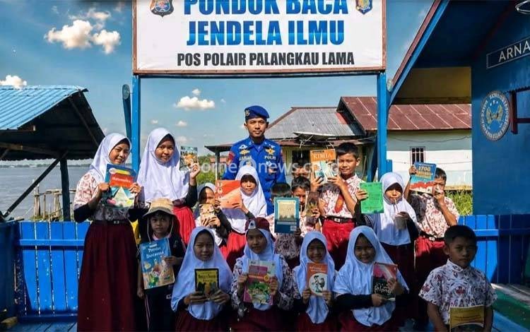 Satpolairud Polres Kapuas Hadirkan Pondok Baca di Palangkau Lama, Tumbuhkan Semangat Literasi Anak Pesisir