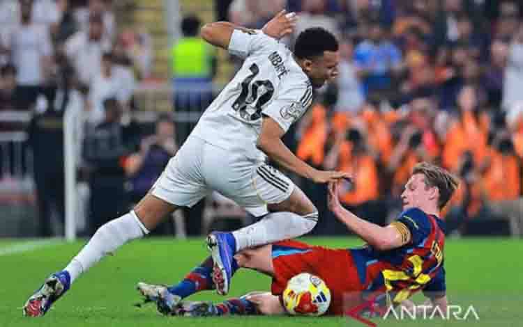 Frenkie de Jong Dipastikan Absen di Awal Musim Barcelona karena Cedera