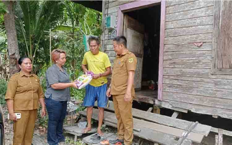 DPRD Gunung Mas Tinjau Langsung Penerima Program Bedah Rumah, Pastikan Tepat Sasaran