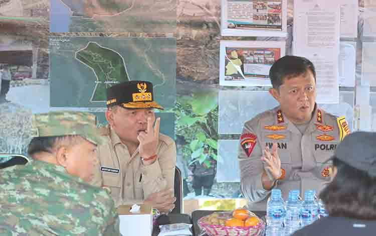 Kapolda Kalteng Irjen Pol Iwan Kurniawan bersama Gubernur Kalteng Agustiar Sabran dan Pangdam XXII Tambun Bungai Mayjen TNI Zainul Arifin saat meninjau posko Karhutla di Kabupaten Pulang Pisau (Foto : IST)