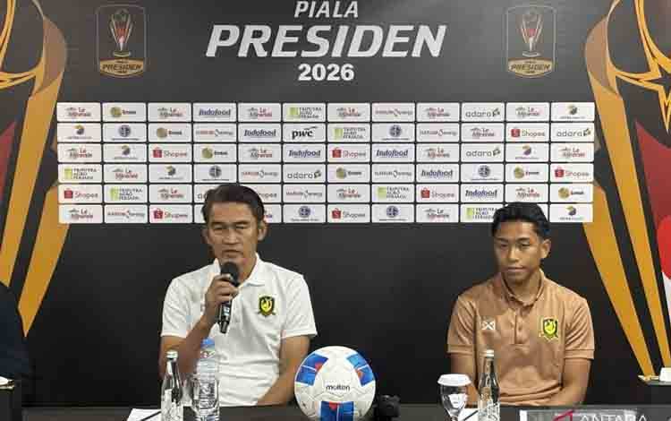 Pelatih Tampines Rovers, Nazri Nasir saat memberikan keterangan dalam sesi konferensi pers di Kota Bandung, Jawa Barat, Jumat (24/7/2026). (ANTARA/Rubby Jovan)