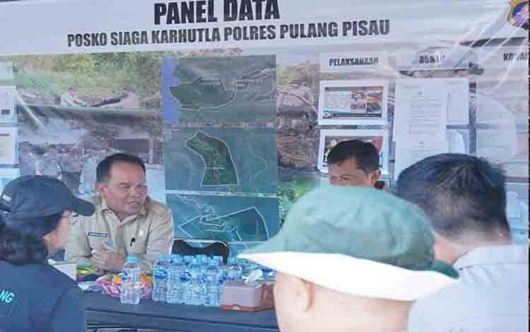 Gubernur Kalimantan Tengah Agustiar Sabran meninjau Pos Siaga Penanganan Karhutla Kabupaten Pulang Pisau. (FOTO: BIRO ADPIM SETDA KALTENG)