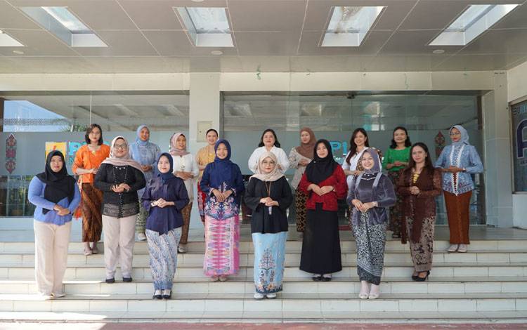 Peringati Hari Kebaya Nasional, Srikandi PLN Nusantara Power UP Pulang Pisau Lestarikan Budaya Bangsa