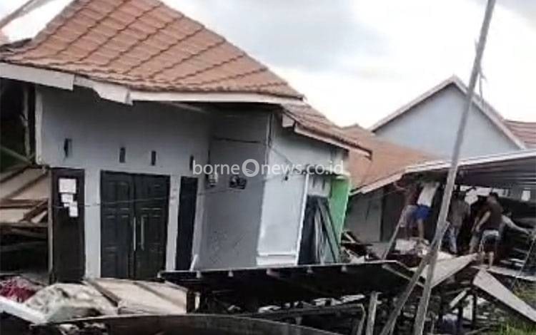 Tiga Rumah Roboh di Kompleks Fadilah Perdana, Lima Korban Dievakuasi ke RS Ulin