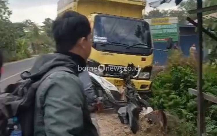 Kecelakaan Libatkan Truk dan Motor di Jalan Trans Kalimantan KM 5 Anjir Kapuas Timur