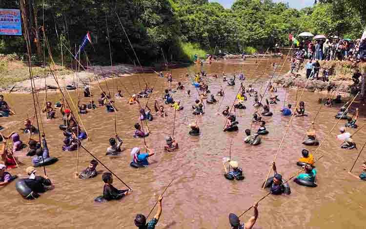 Festival Nariuk VI Meriah, Ribuan Warga Saksikan Tradisi Tangkap Ikan Dayak di Barito Timur
