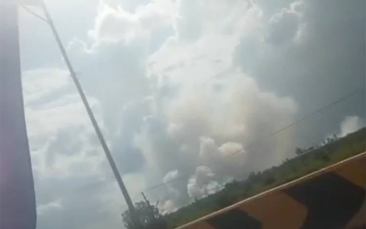 Kepulan Asap Tebal Kebakaran Hutan Tampak dari Jembatan Tumbang Nusa