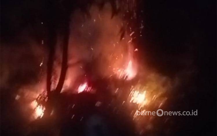 Kebakaran Lahan Ancam Rumah Warga di Jalan Sakapurun Kuala Kapuas