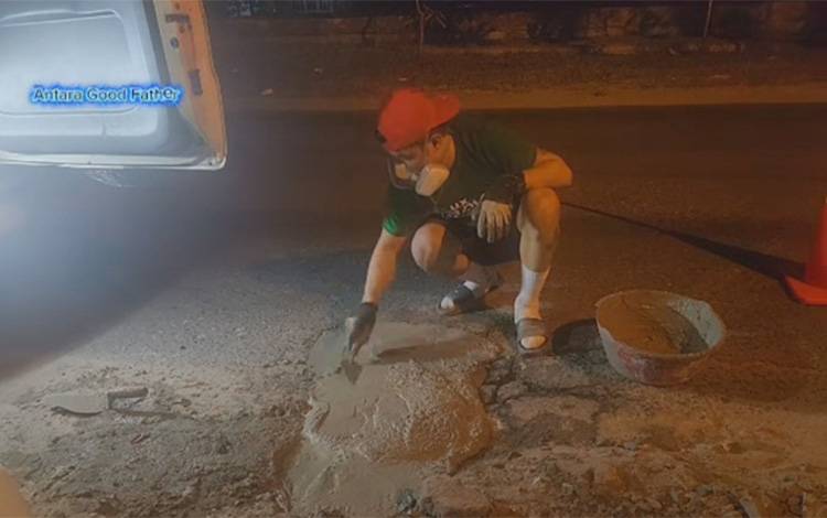 Pengalaman Nyaris Kecelakaan, Seorang Warga Sukarela Tambal Jalan Berlubang di Palangka Raya