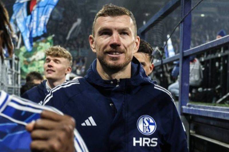 Edin Dzeko Dikabarkan Segera Perpanjang Kontrak dengan Schalke