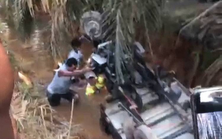 Jasad Pria Ditemukan Tertindih Tosa di Parit Perkebunan Kelapa Sawit Lamunti Mantangai Kapuas