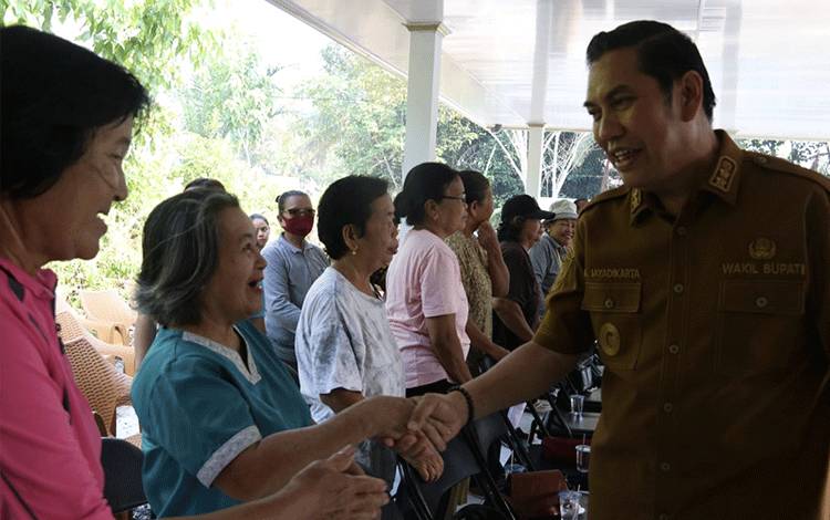 Wabup Pulang Pisau Ajak Warga Jaga Kesehatan dan Doakan Karhutla Segera Padam
