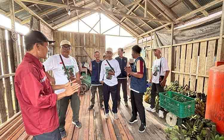 Kemitraan Penyediaan Pakan Orangutan Buka Sumber Ekonomi Baru bagi Masyarakat Desa