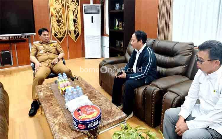 Bupati Barito Utara, Shalahuddin panggil Manajer PLN Unit Layanan Pelanggan (ULP) Muara Teweh, Pandu Andoka, ke ruang kerjanya, Senin 27 Juli 2026 menyusul terjadinya pemadaman listrik bergilir yang dalam beberapa hari terakhir dikeluhkan masyarakat.(foto: Dhani)