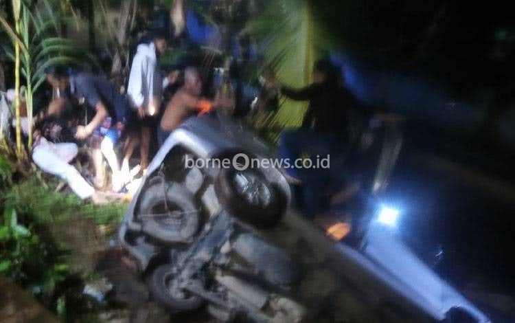 Mobil Terperosok di Jalan Pemuda Handel Mawar Kapuas, Dua Korban Dilarikan ke RS