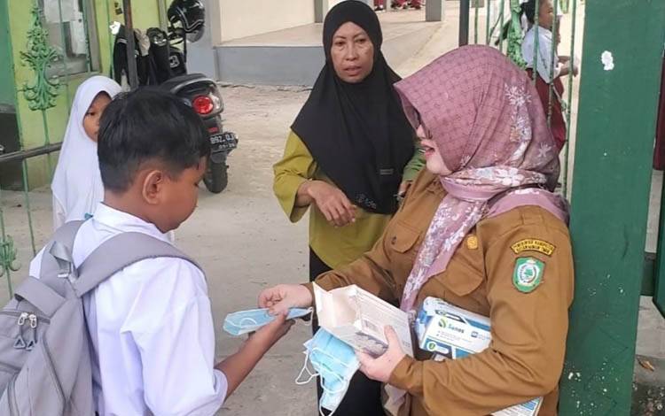 Pembagian masker gratis di SDN 6 Mentawa Baru Hulu, Selasa, 28 Juli 2026. (FOTO: DEWIP)