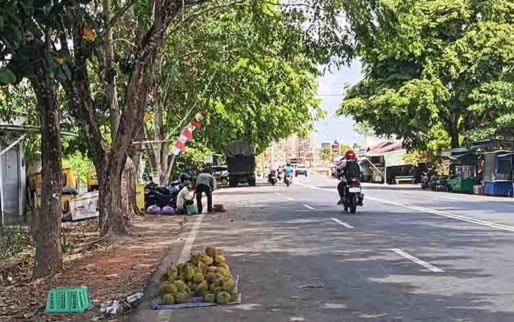 Pedagang Masih Berjualan di Bahu Jalan Pemuda Kuala Kapuas, Warga Soroti Penegakan Aturan