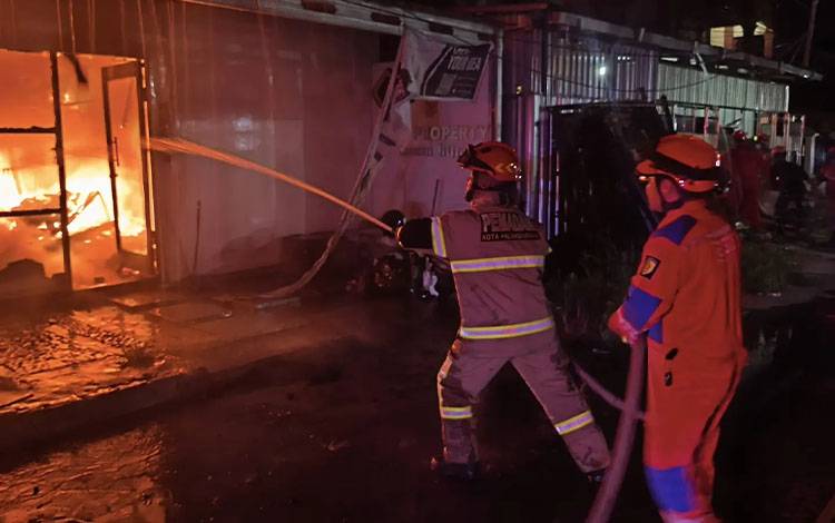 Tim Disdamkarmat Palangka Raya saat melakukan pemadaman bangunan kos 9 pintu di Jalan RA Kartini-?Rabu dini hari, 29 Juli 2026. (Foto : IST)