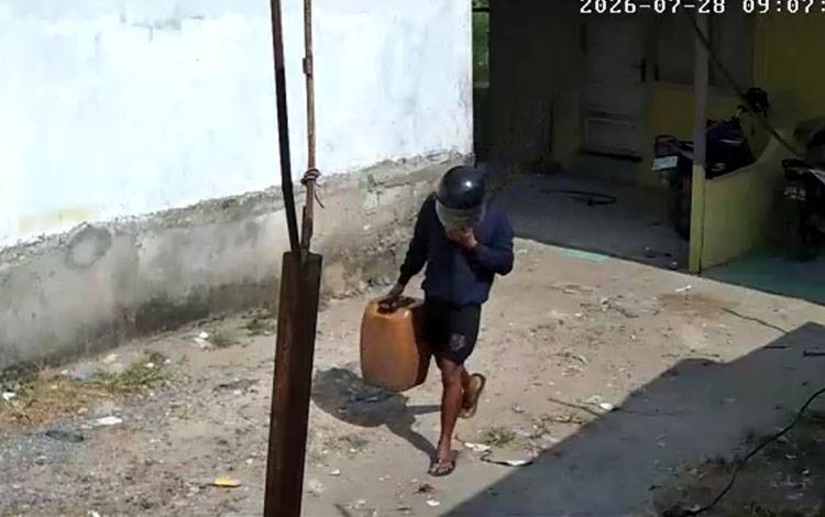 Pria Diduga Curi Jeriken Pertalite di Basarang Terekam CCTV