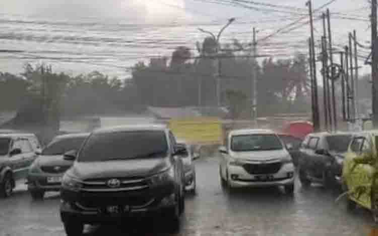 Hujan Deras Guyur Banjarbaru di Tengah Kemarau