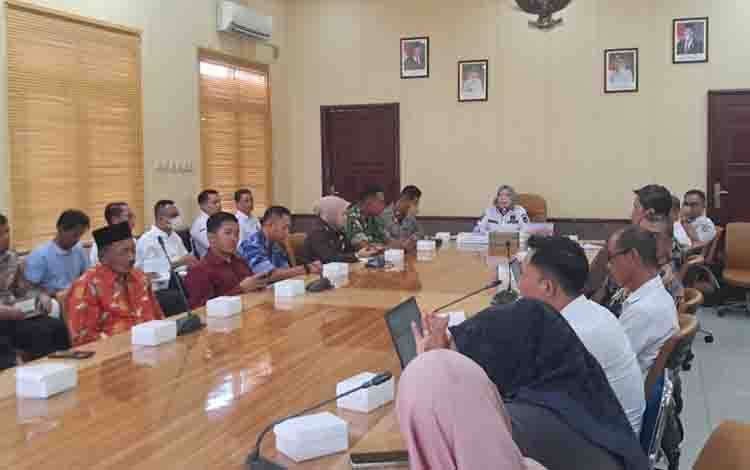 SPBU Sebut Pelangsir Dadakan Jadi Pemicu Antrean Panjang BBM di Kobar