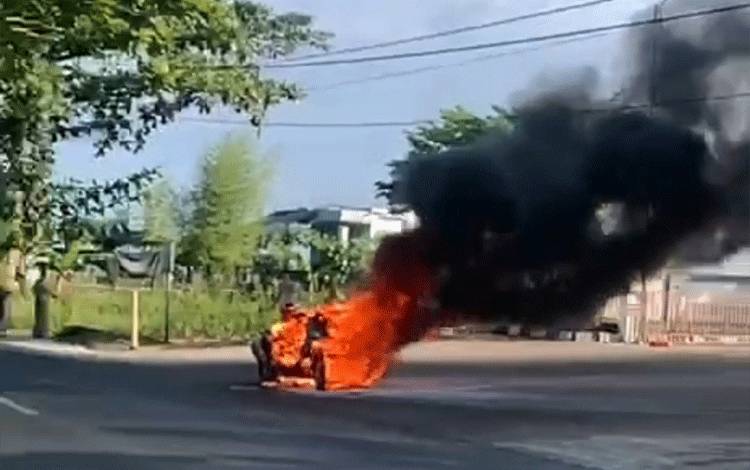 Motor Terbakar di Depan SPBU Jalan Martapura Lama