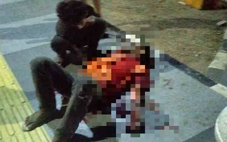Juru Parkir Ditemukan Terkapar Bersimbah Darah di Depan Taman CBS Martapura, Diduga Korban Perkelahian