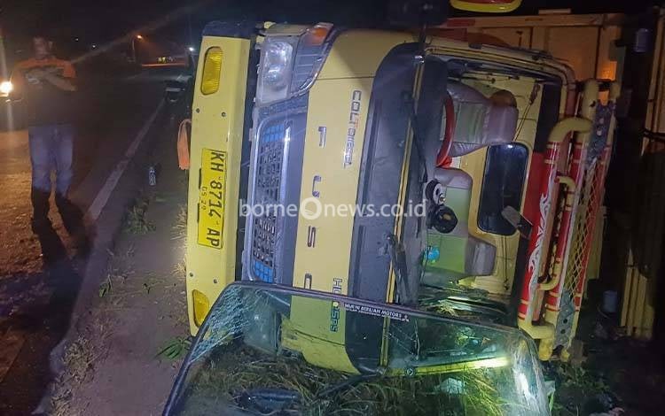 Truk Terbalik di Jalan Trans Kalimantan Anjir, Sopir Dilarikan ke RSUD Kapuas