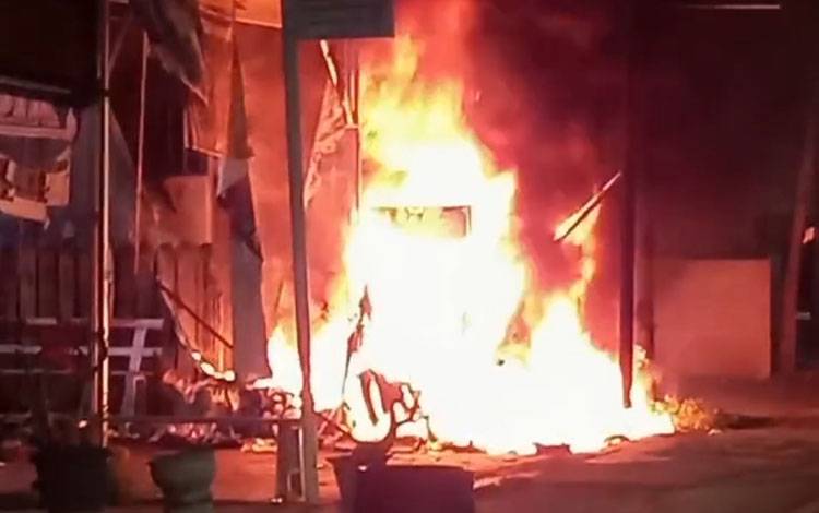 Tumpukan Ban dan Limbah Oli Terbakar di Jalan Tambun Bungai Kuala Kapuas