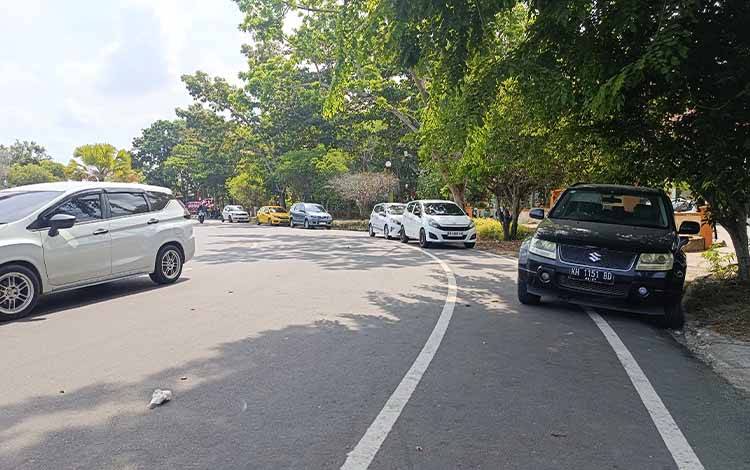 Jalur Sepeda di Jalan Tambun Bungai Kuala Kapuas Beralih Fungsi Jadi Lahan Parkir Mobil