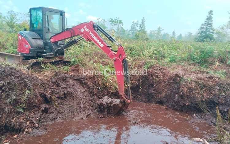 Dinas Kehutanan Kalteng menormalisasi kanal di Tumbang Nusa dan Taruna. (Foto : IST)
