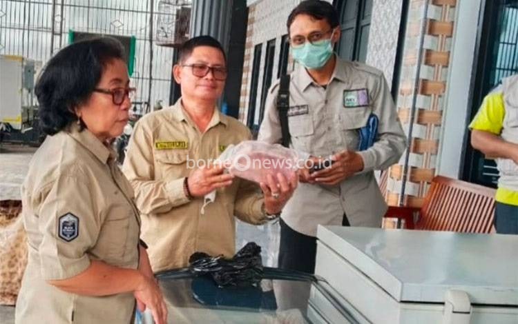 Tim Keswan Kesmavet Distanketpang Palangka Raya melakukan pengambilan sampel daging beku di Jalan Sethadji Palangka Raya. (Foto : PATHUR)