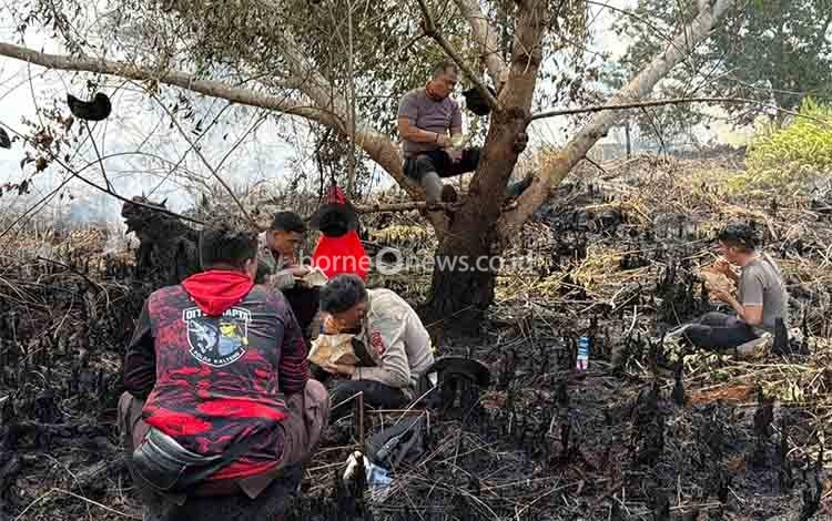 Di Tengah Asap Pekat dan Medan Berat, Satgas Aman Nusa Tetap Siaga Padamkan Karhutla di Palangka Raya